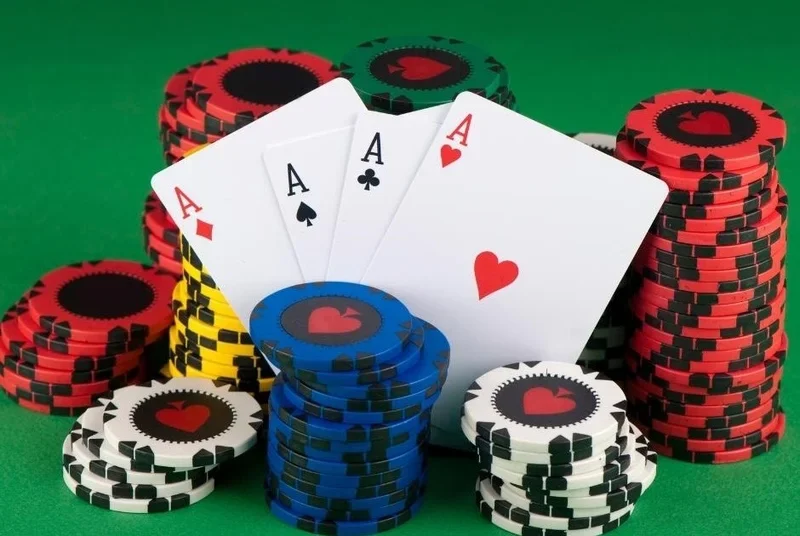 Người chơi đang áp dụng kỹ thuật ghi nhớ hiện đại trong khi chơi phỏm.