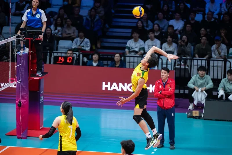 Một pha tranh bóng kịch tính tại giải vô địch bóng chuyền thế giới