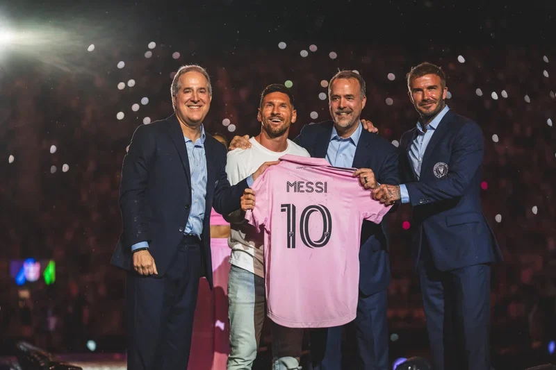 Lionel Messi trong buổi lễ ký hợp đồng với Inter Miami.