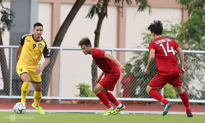 Faiq Bolkiah trong màu áo đội tuyển quốc gia Brunei, dẫn dắt đồng đội trong các giải đấu khu vực.