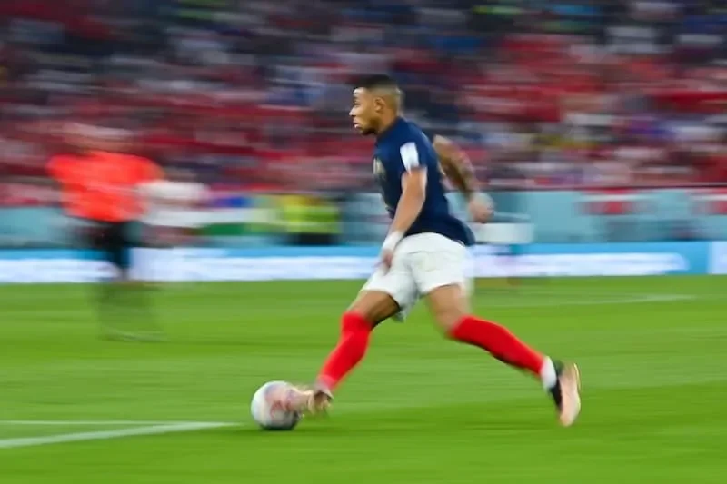 Kylian Mbappé thực hiện pha bứt tốc để ghi bàn trong trận đấu quan trọng.