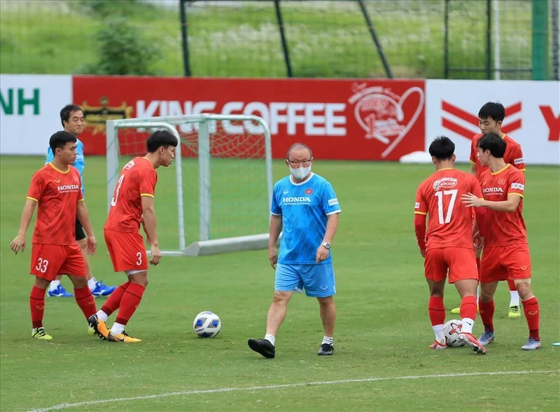 Hình ảnh đội bóng Việt Nam triển khai chiến thuật trong buổi tập.