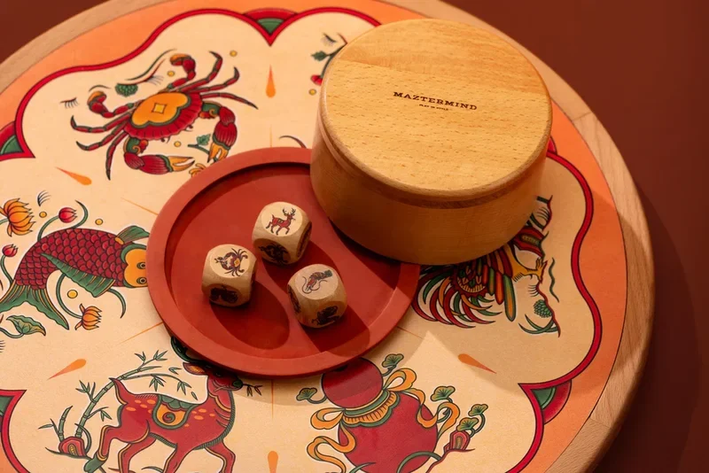 Một bàn bầu cua truyền thống với các biểu tượng linh vật đặc trưng của trò chơi.