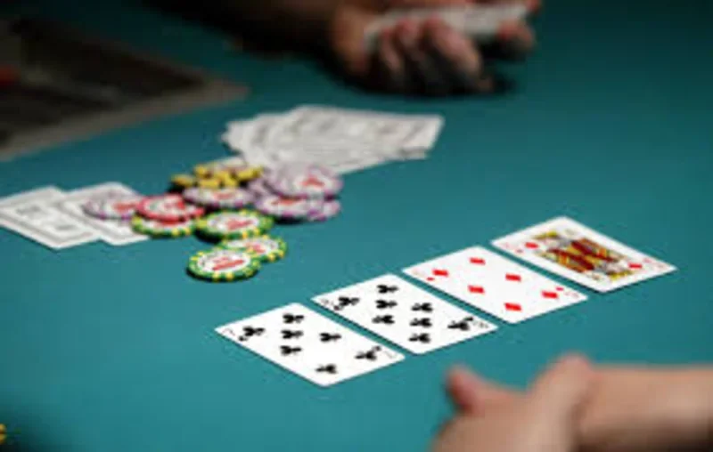 Một ván bài Bull Poker đang diễn ra với người chơi thực hiện lượt cược.